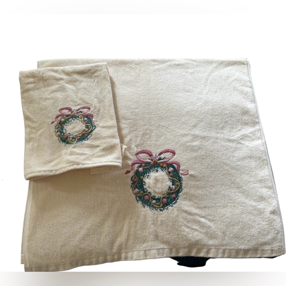 VTG R.A. Briggs Jillian Collection Holiday 2Pc Towel Set Bath Hand Towel Wreath